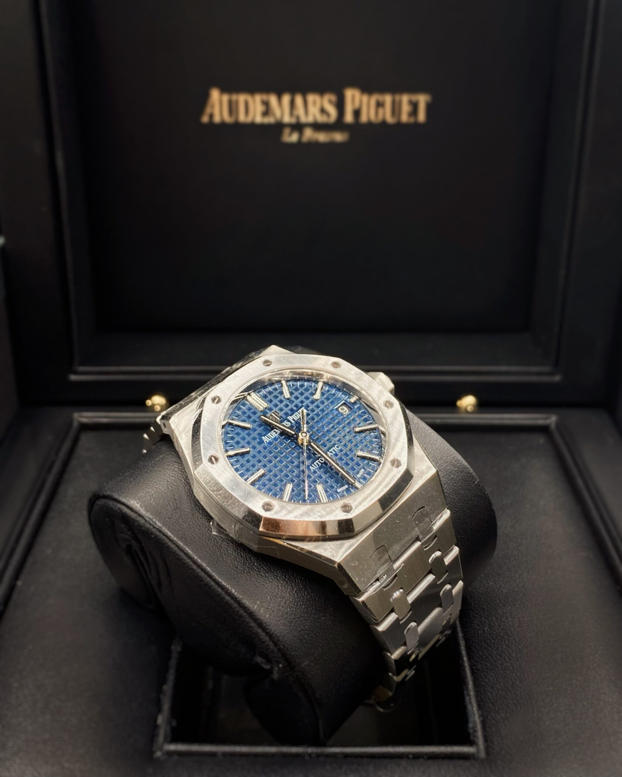 2C113A53-D154-DDF4-8175-7F1525DCA7F8.jpg Audemars Piguet Royal Oak Selfwinding Blue dial, 37mm, Stainless steel, 15450ST.OO.1256ST.03 - Image 1