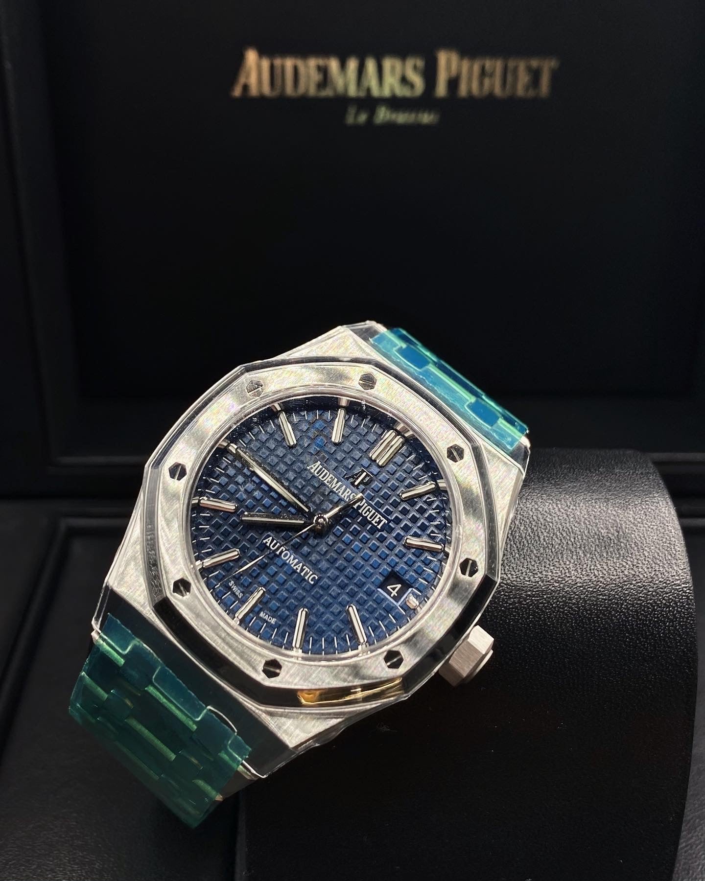 BDE7DB5A-9165-3E5B-A518-85428470C06D.jpg Audemars Piguet Royal Oak Selfwinding Blue dial, 37mm, Stainless steel, 15450ST.OO.1256ST.03 - Image 1
