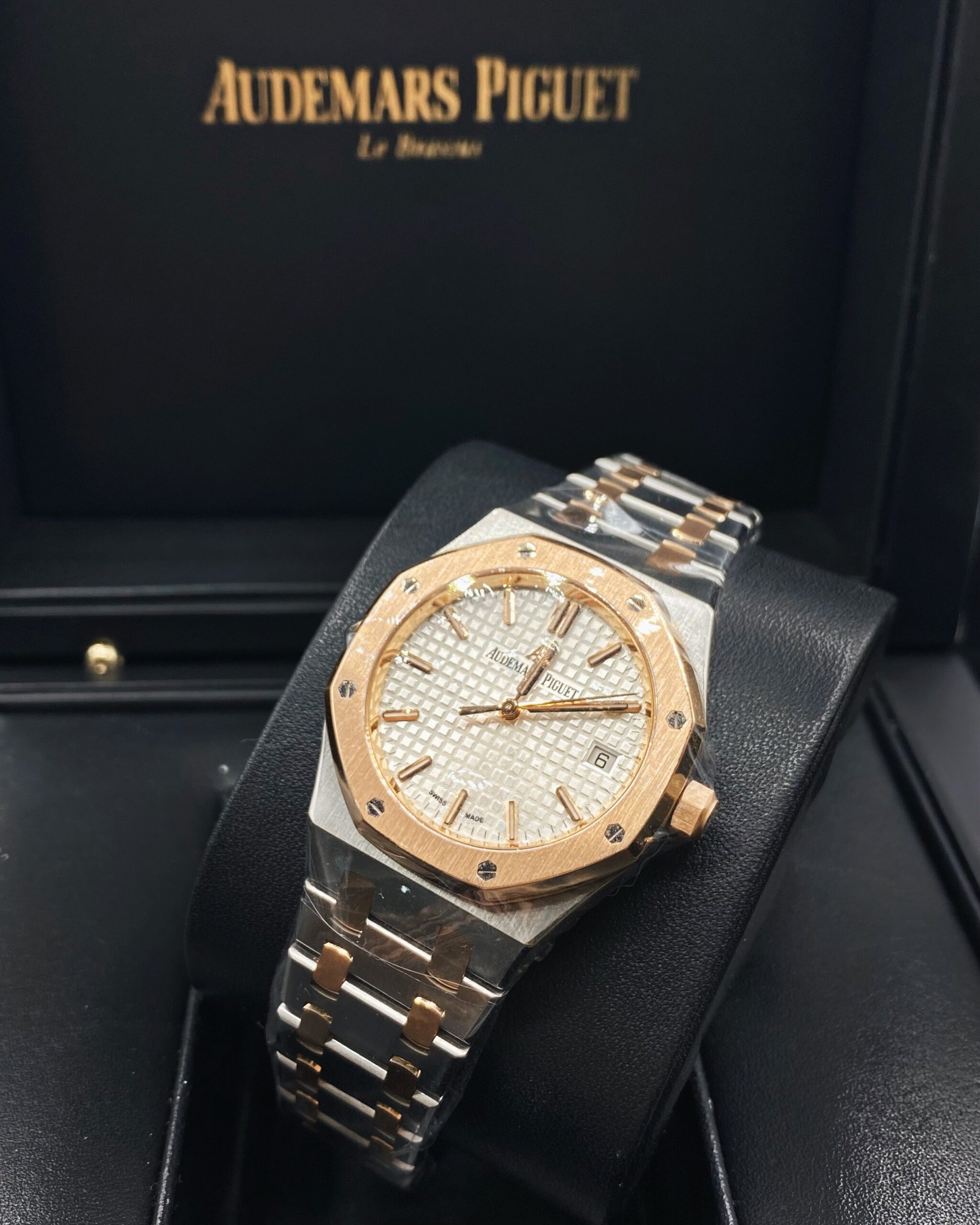 F2726877-C655-58EA-046A-461D9E97D2CD.jpg Audemars Piguet Royal Oak Selfwinding Silver dial, 37mm, Steel and 18k Rose gold, - Image 1
